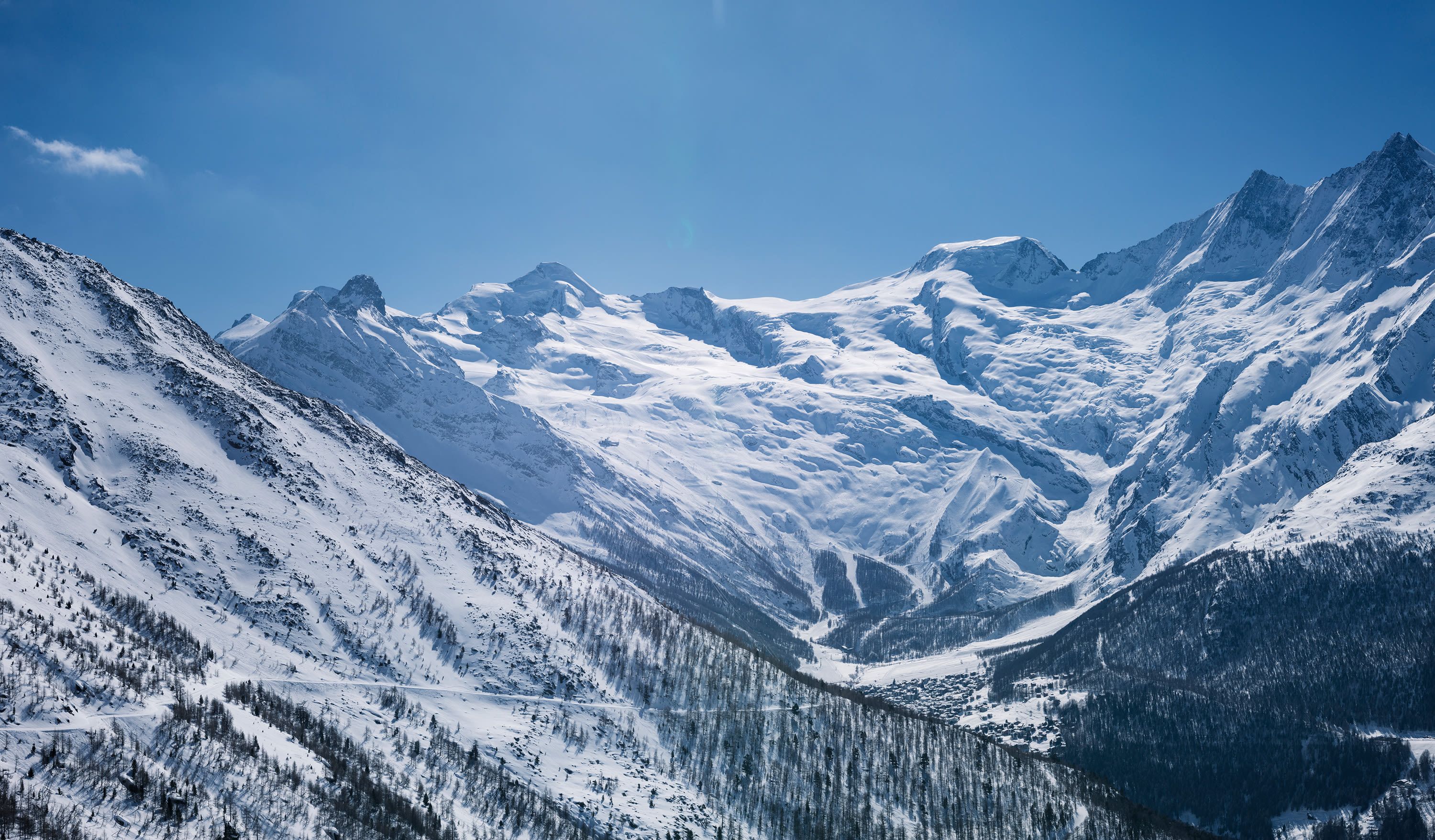 Лыжная прогулка на Хохсаас с заснеженными горами и ясным небом