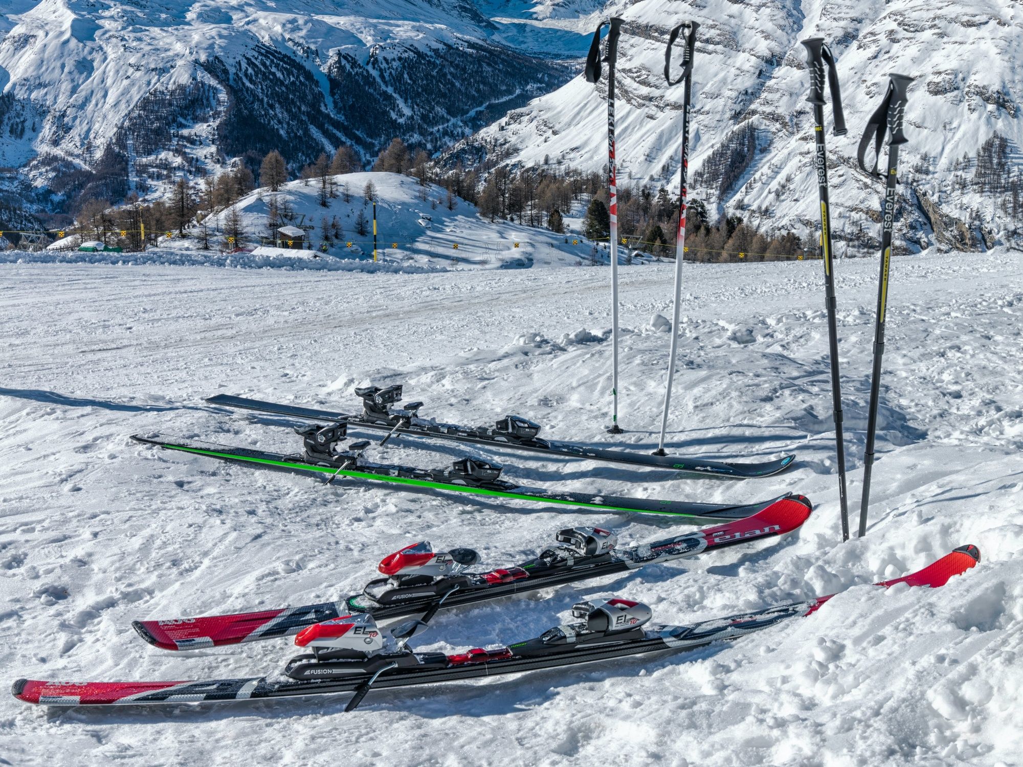 Skien huren Grindelwald: Ontspan op de piste met hoogwaardige ski's en ski-uitrusting in de winter.