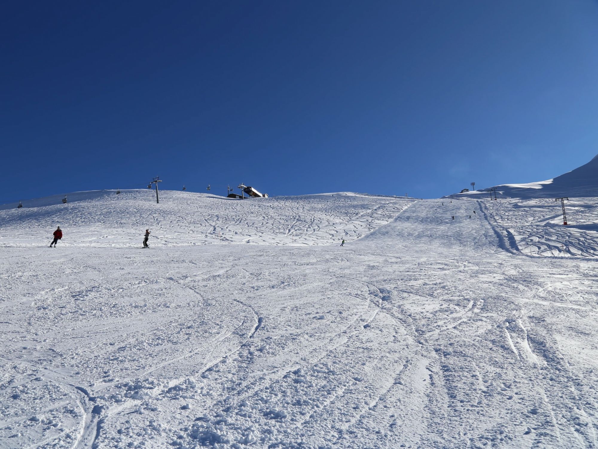 การเล่นสกีในอดีลโบเดินบนพื้นที่มีหิมะปกคลุม สภาพแวดล้อมเหมาะสม มองเห็นชัดเจน.