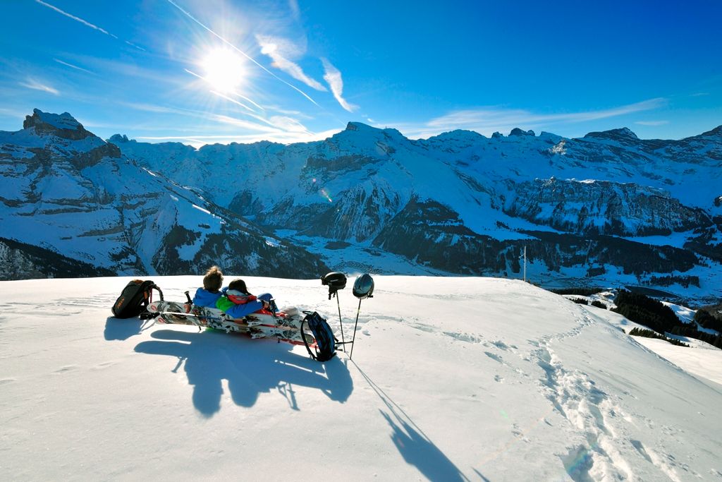 Sciare a Brunni: bella vista sulle montagne innevate in inverno, perfetto per una vacanza sugli sci.