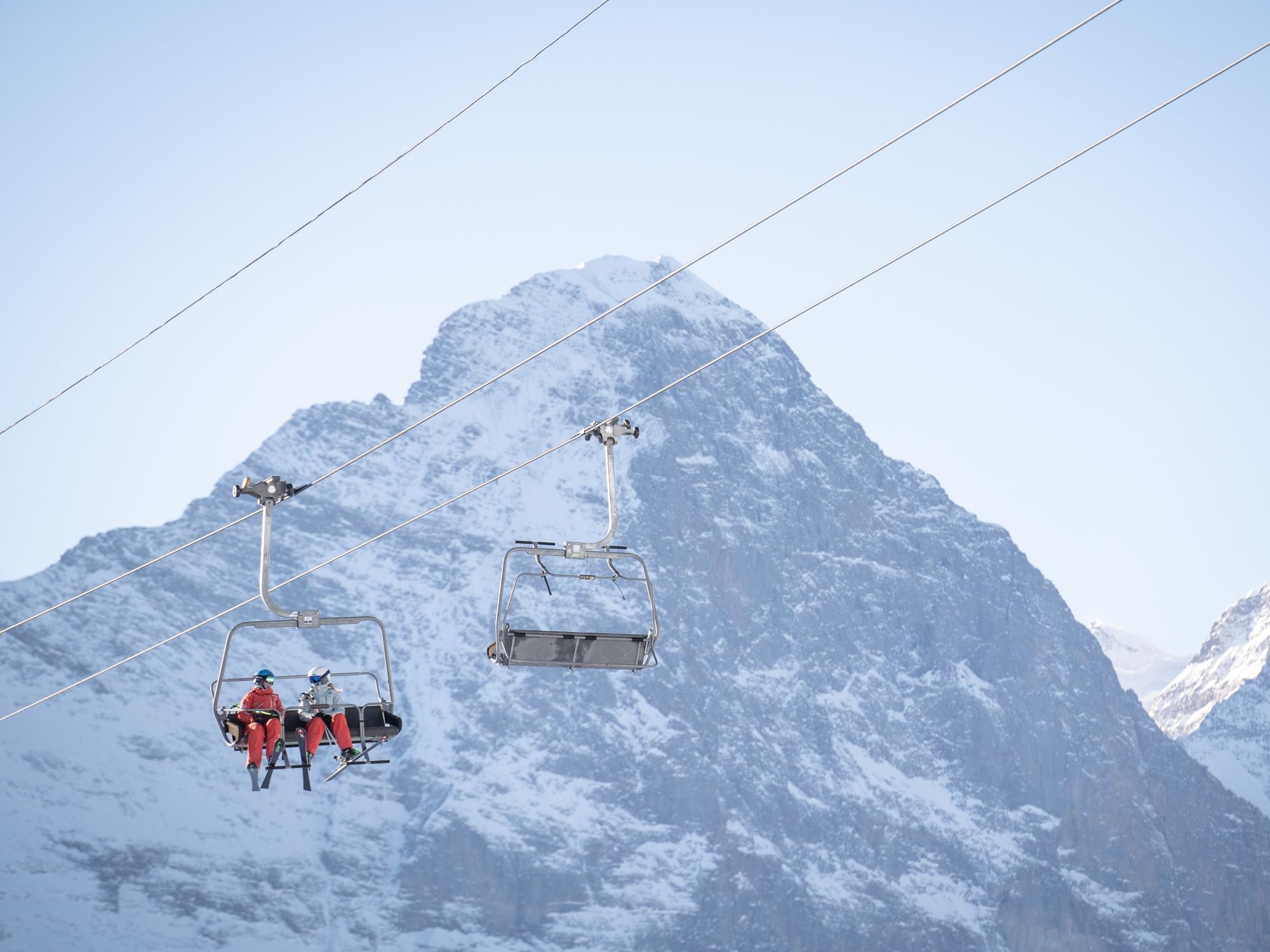 Kursus Telemark Grindelwald: Pemandangan perjalanan lift ke pegunungan.