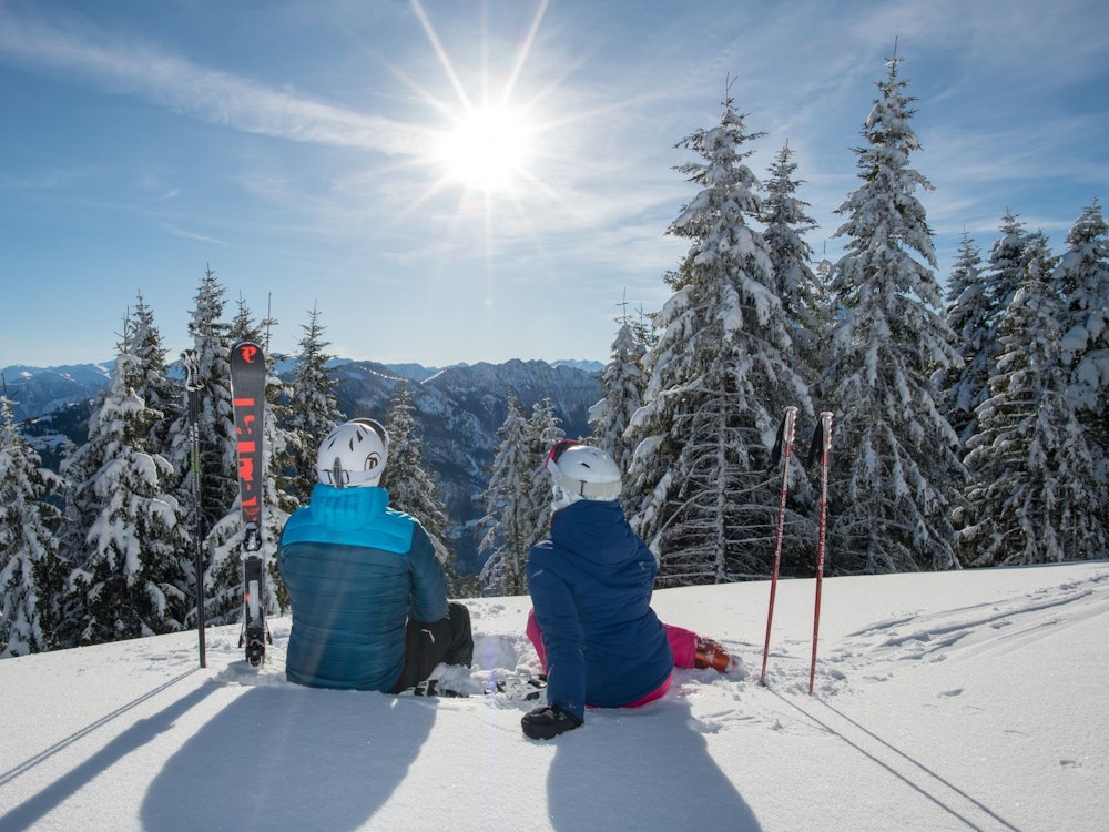 Лыжный спорт на Пизоле: насладись катанием на лыжах в заснеженных горах под ярким солнцем.