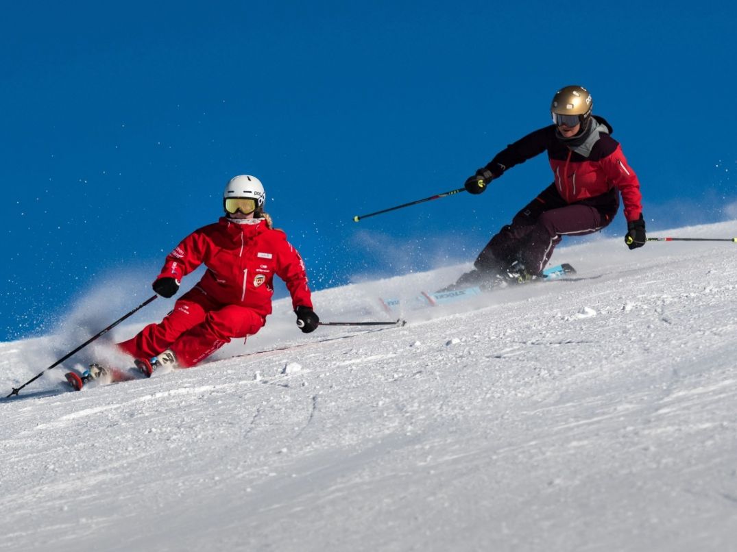 Skiing: Seniors enjoy carving in Grindelwald in winter with fresh powder snow.