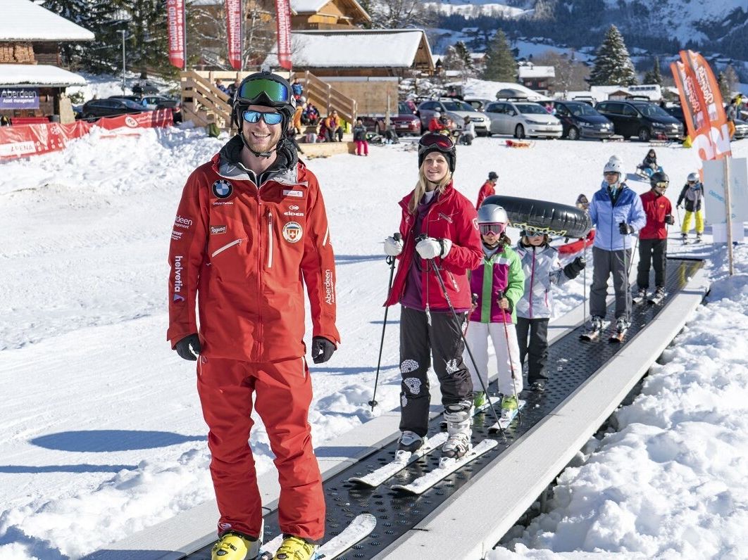 Esquiando instrutor de esqui na área de esportes de inverno com iniciantes.
