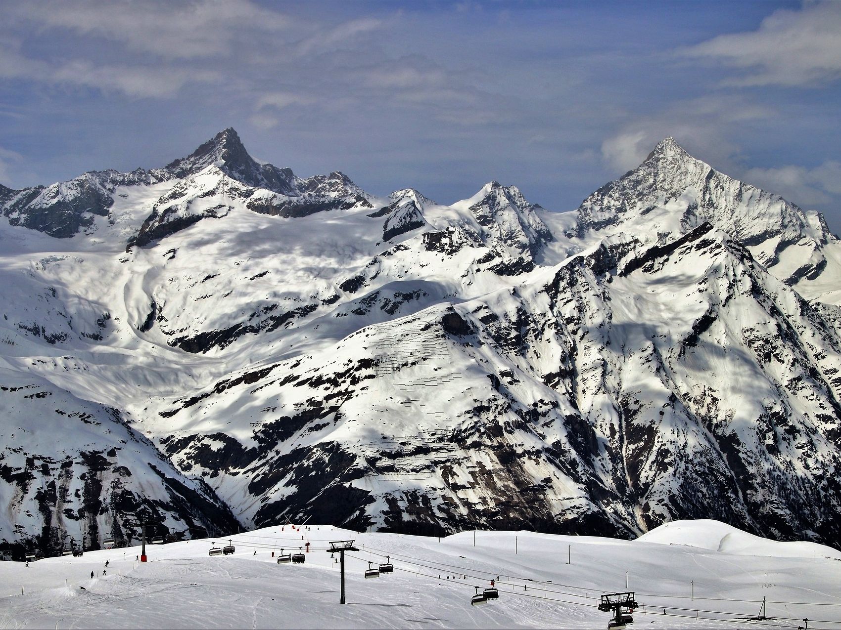 Skitur Zermatt med fjellutsikt over delvis snødekte topper
