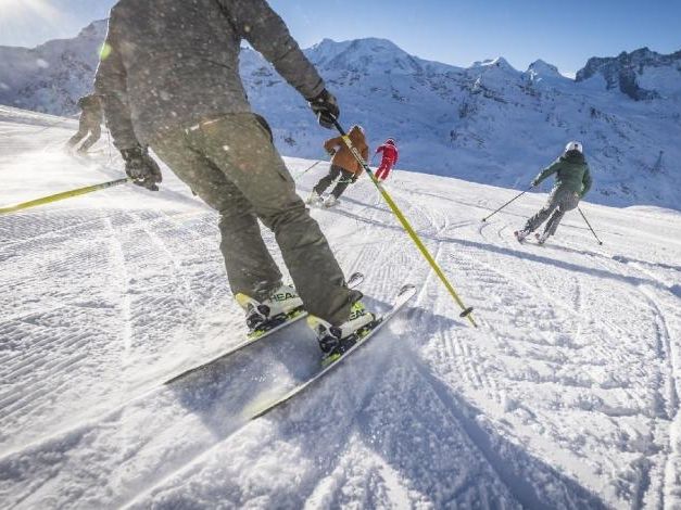 策马特滑雪学校儿童初学者在阿尔卑斯山滑雪