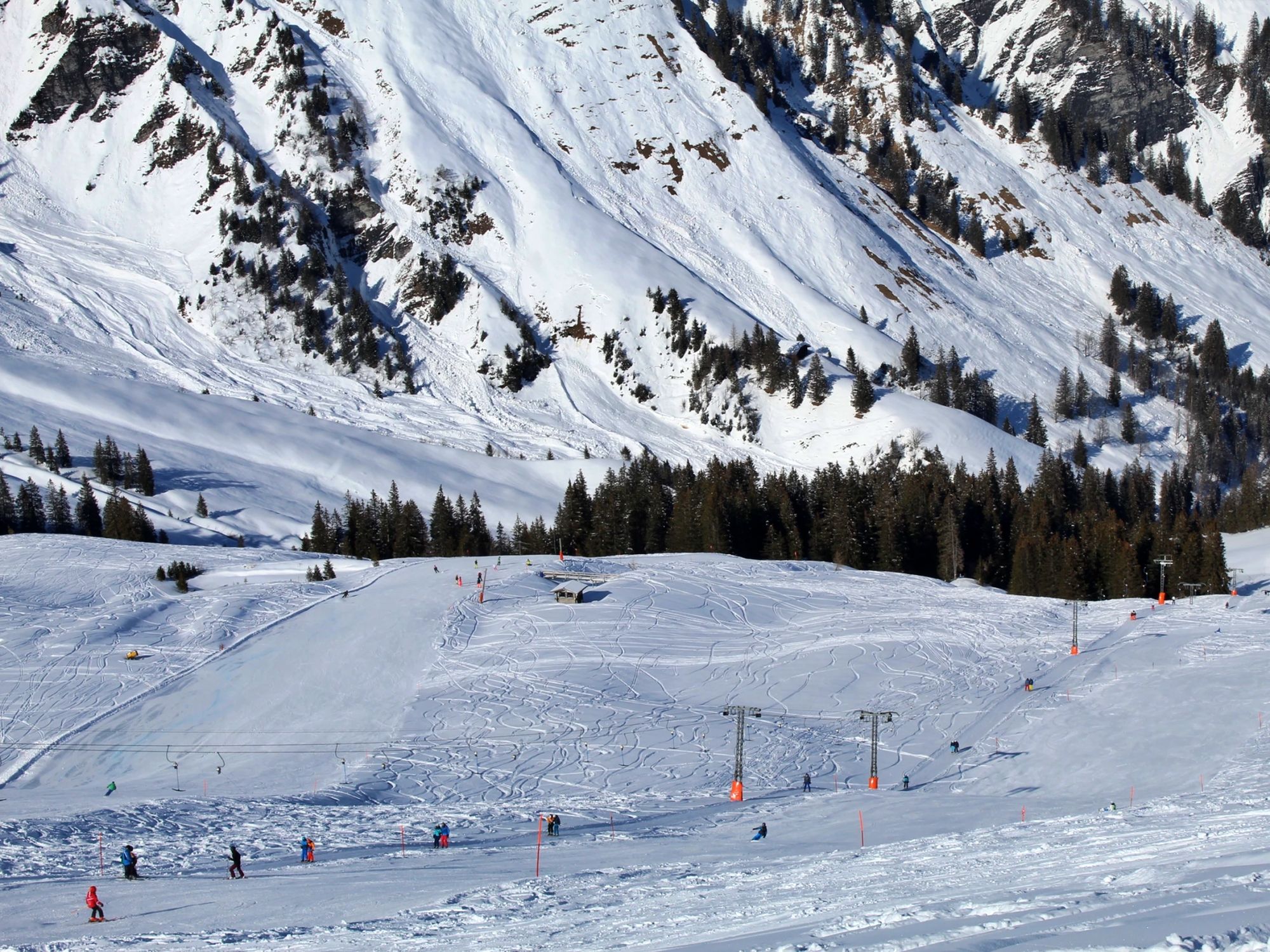 สกีที่อาเดลโบเดิน ทชาตันอัลป์พร้อมลานสกีและภูเขาที่ปกคลุมด้วยหิมะ