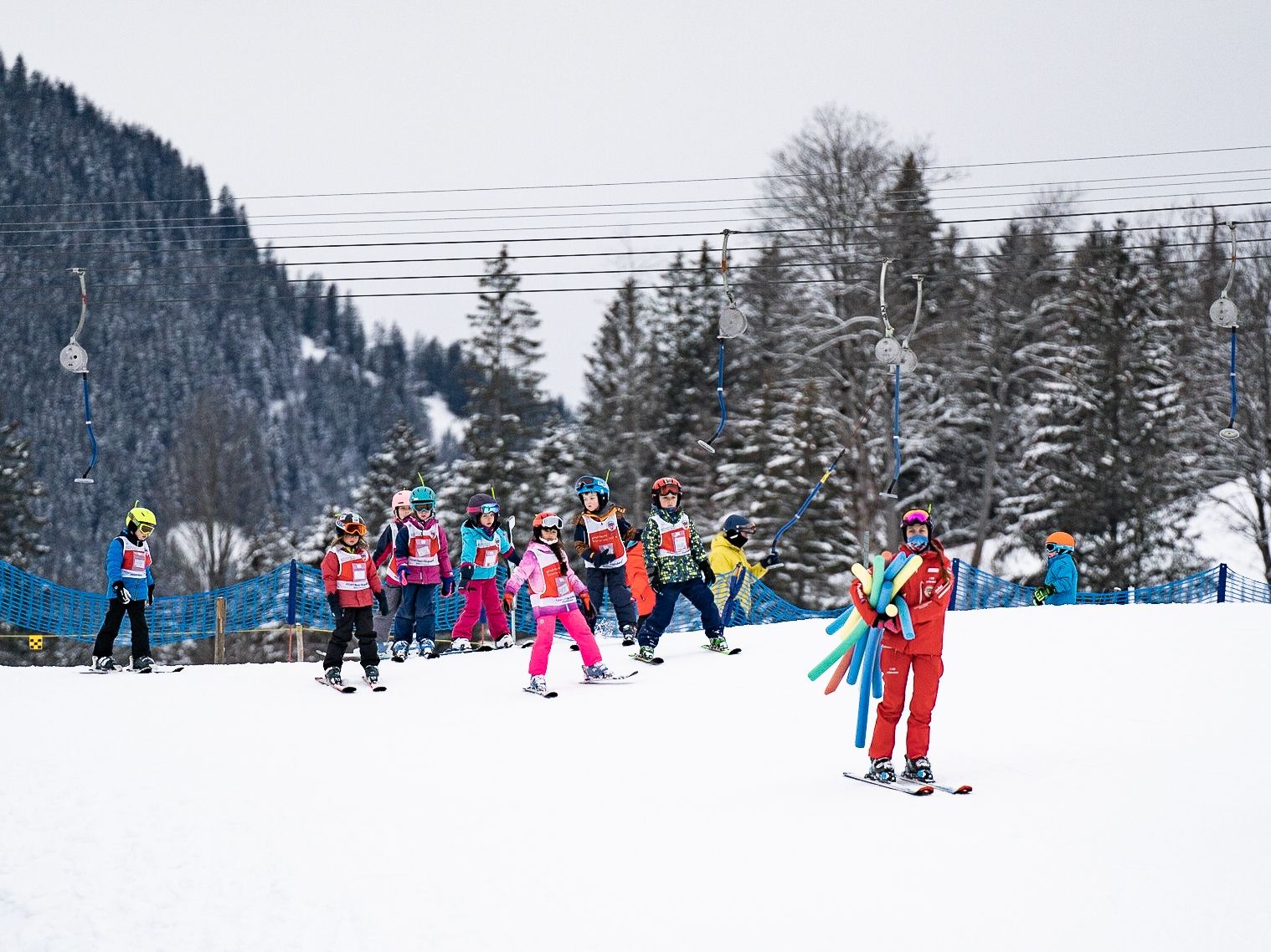 Skidåkning för barn i Grindelwald, snötäckta landskap.