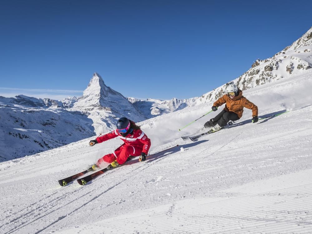 Cours de ski hors-piste privé dans les Alpes avec des moniteurs de ski expérimentés et des conditions neigeuses idéales.