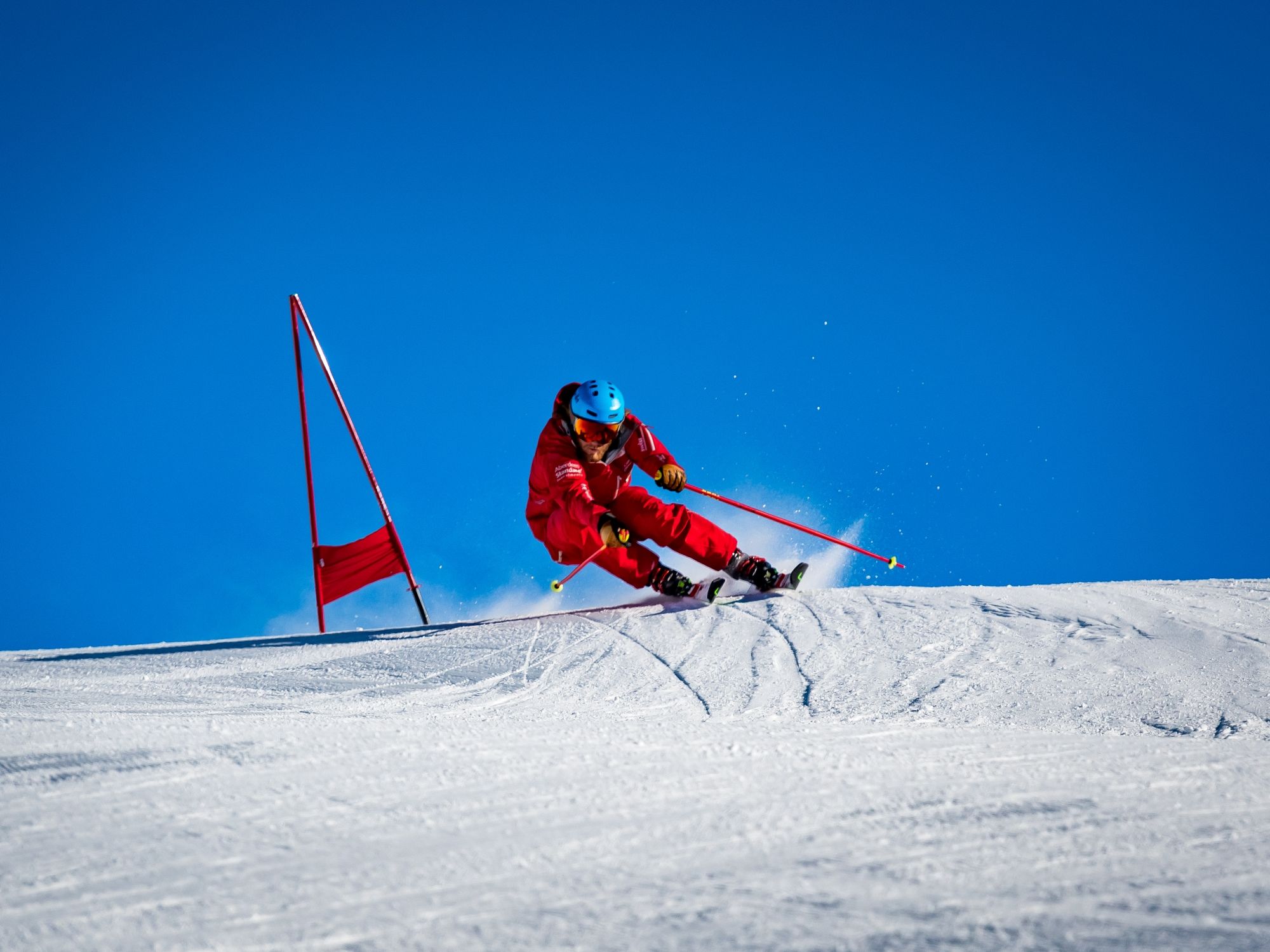 Lomba ski di Grindelwald: atlet ski profesional di lintasan saat musim dingin dengan kondisi sempurna.