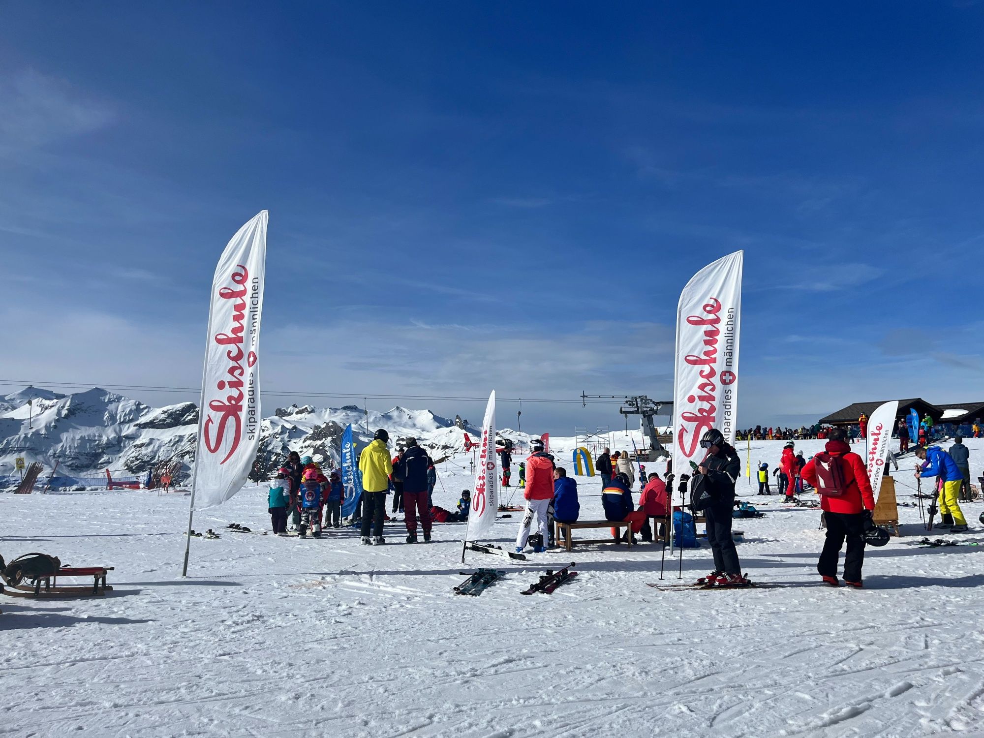 Lyžařská škola Männlichen: vzrušující lyžařské kurzy pro všechny věkové skupiny v zimní říši Alp.