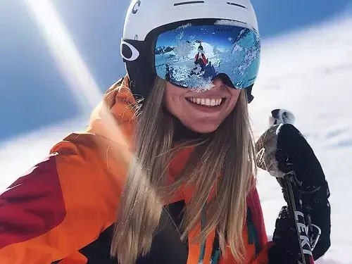 Skitag Andermatt: Pesolek pengguna ski yang tersenyum dengan perlengkapan ski berwarna-warni