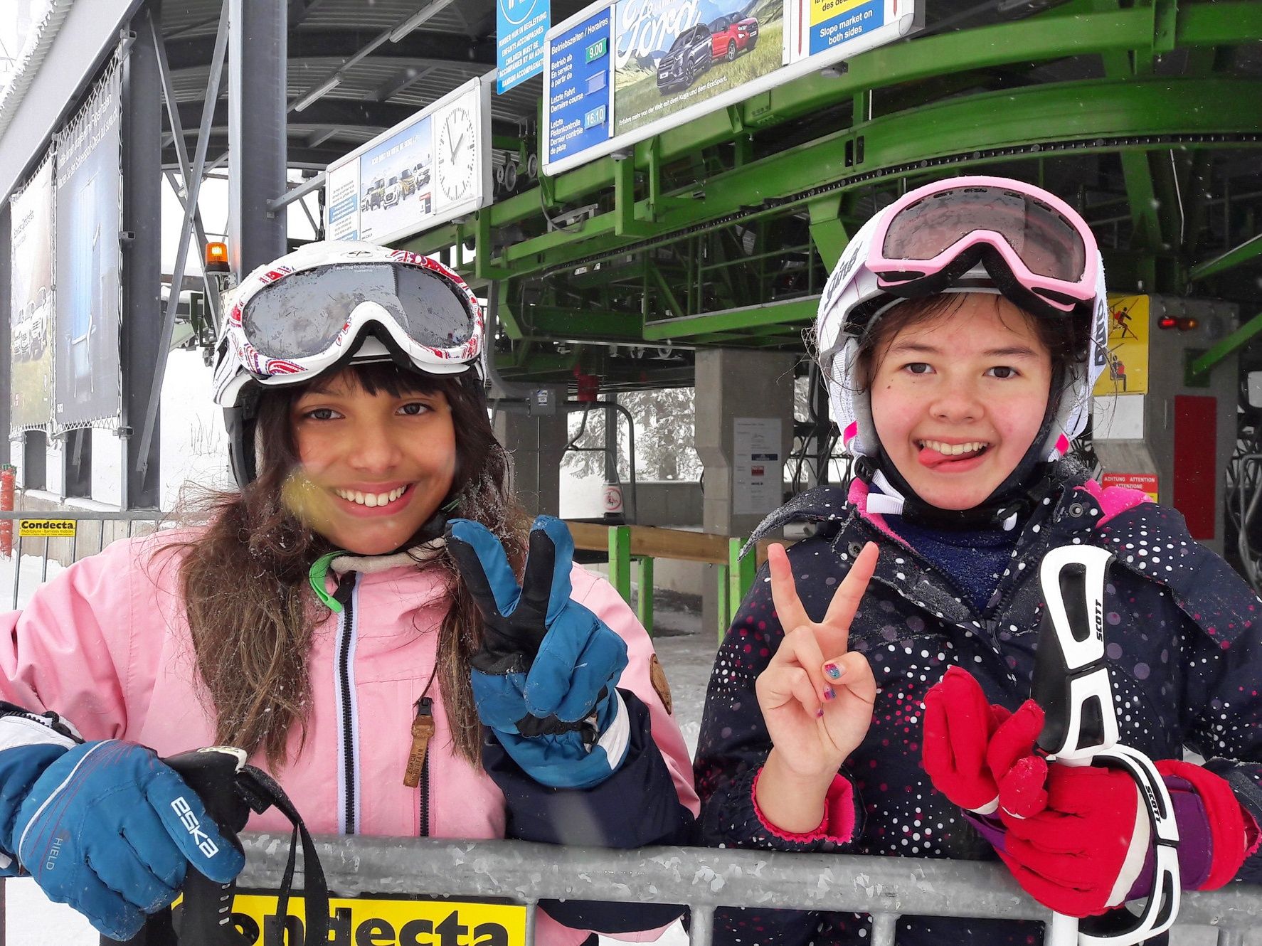 Ski Tag Andermatt dengan Pesepak Ski di Stasiun Bawah