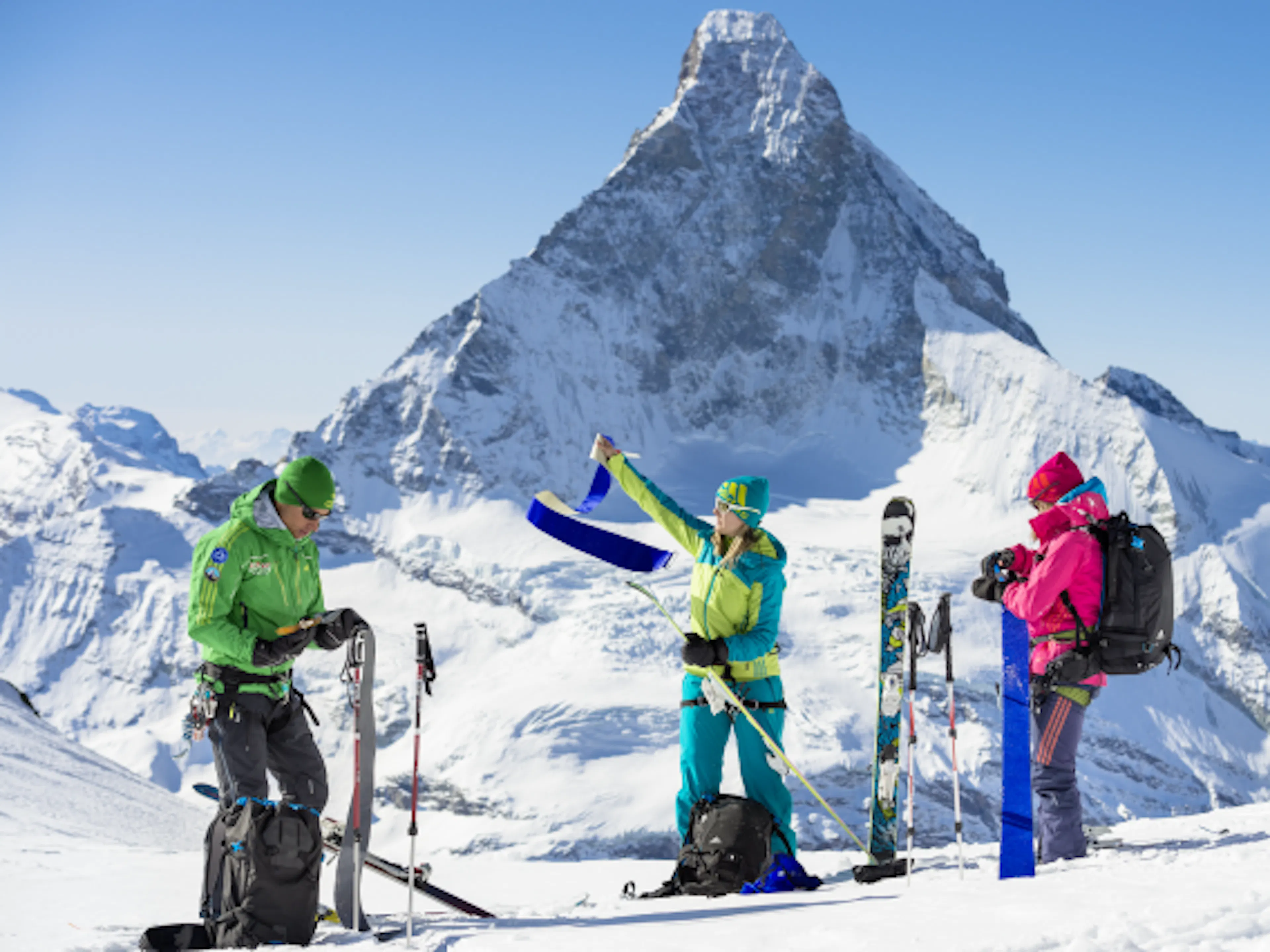 Tour sciistica Matterhorn: Due sciatori si preparano davanti alle montagne innevate di Zermatt.