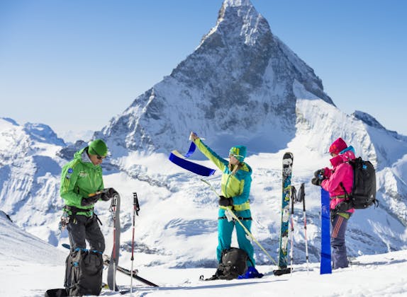 Skitour Zermatt mit Matterhorn, Skifahrer prüfen Ausrüstung in der Berglandschaft