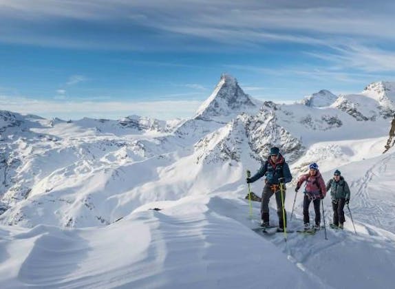 ツェルマットのブレイソルンのスキーツアー、雪に覆われた地形での参加者