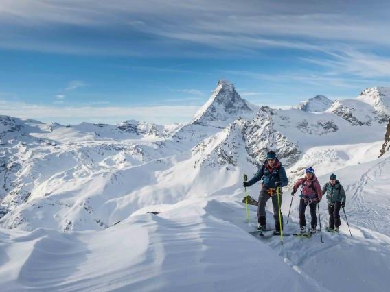 Skitour Zermatt. Los participantes ascienden por laderas nevadas y disfrutan del paisaje montañoso.