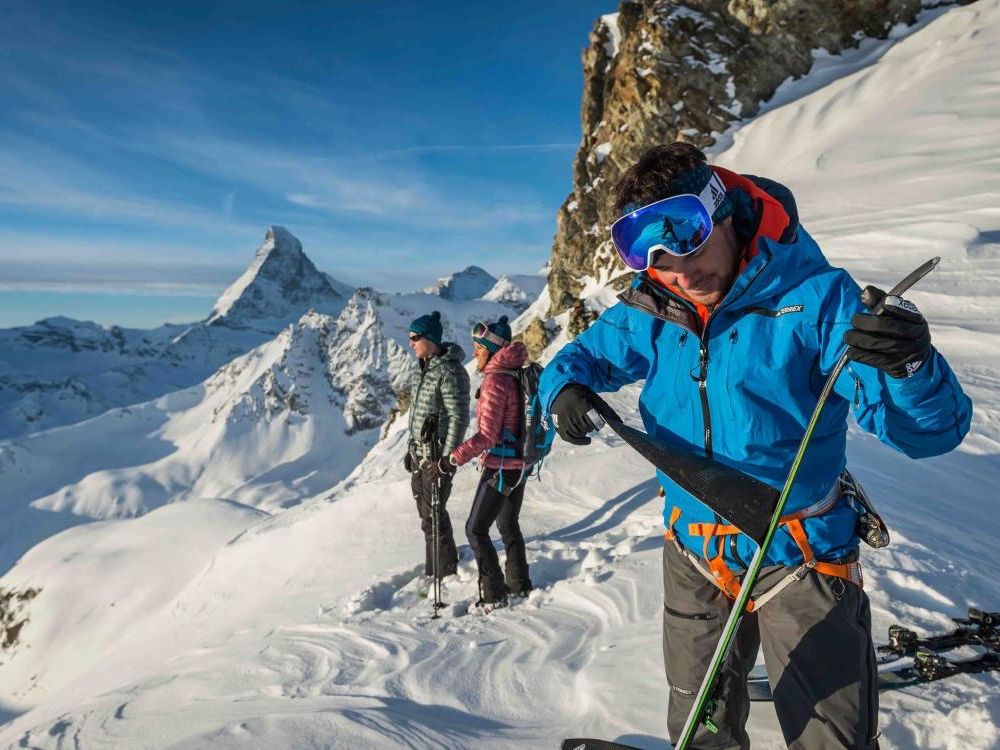 Pendakian ski Zermatt dengan pemandangan Matterhorn dan pendaki gunung di salju