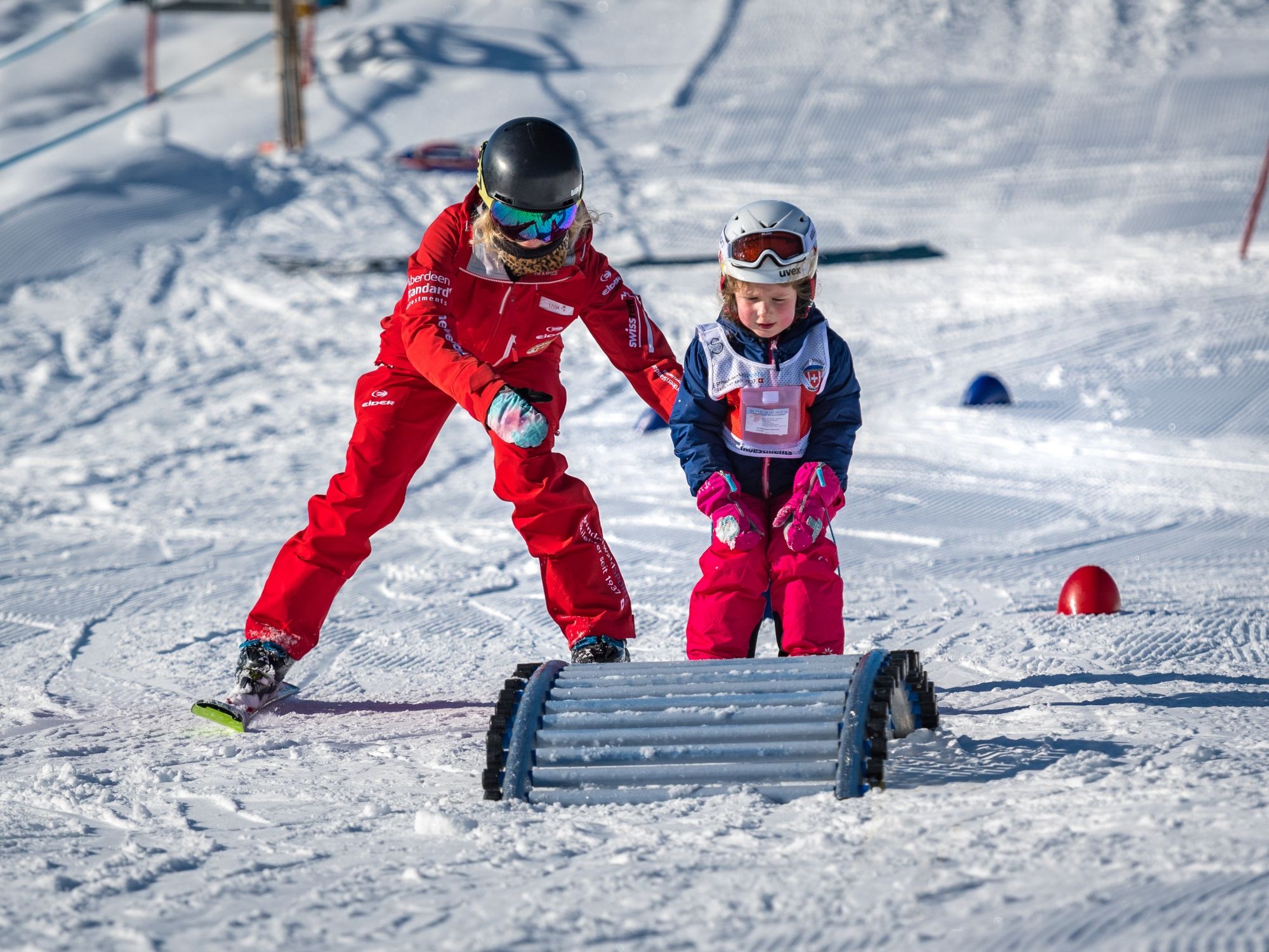 Skidlektion för barn i Grindelwald med tränare, snö och övningsutrustning