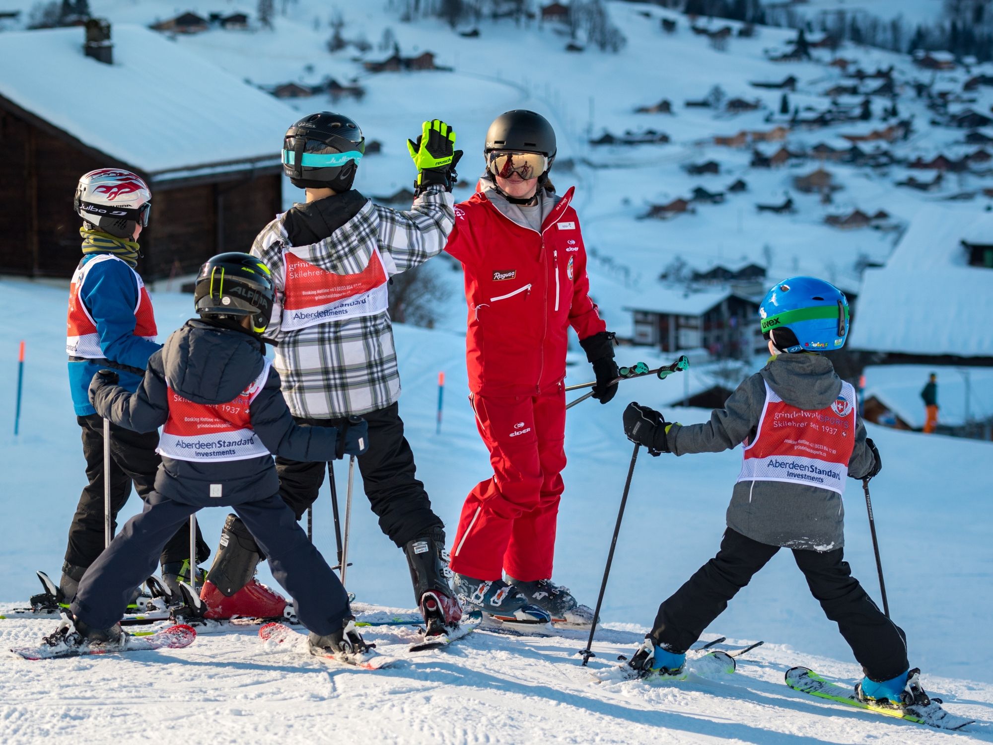 Kelas Grup Ski Anak-anak Pertama di musim dingin dengan anak-anak dan instruktur ski di jalur
