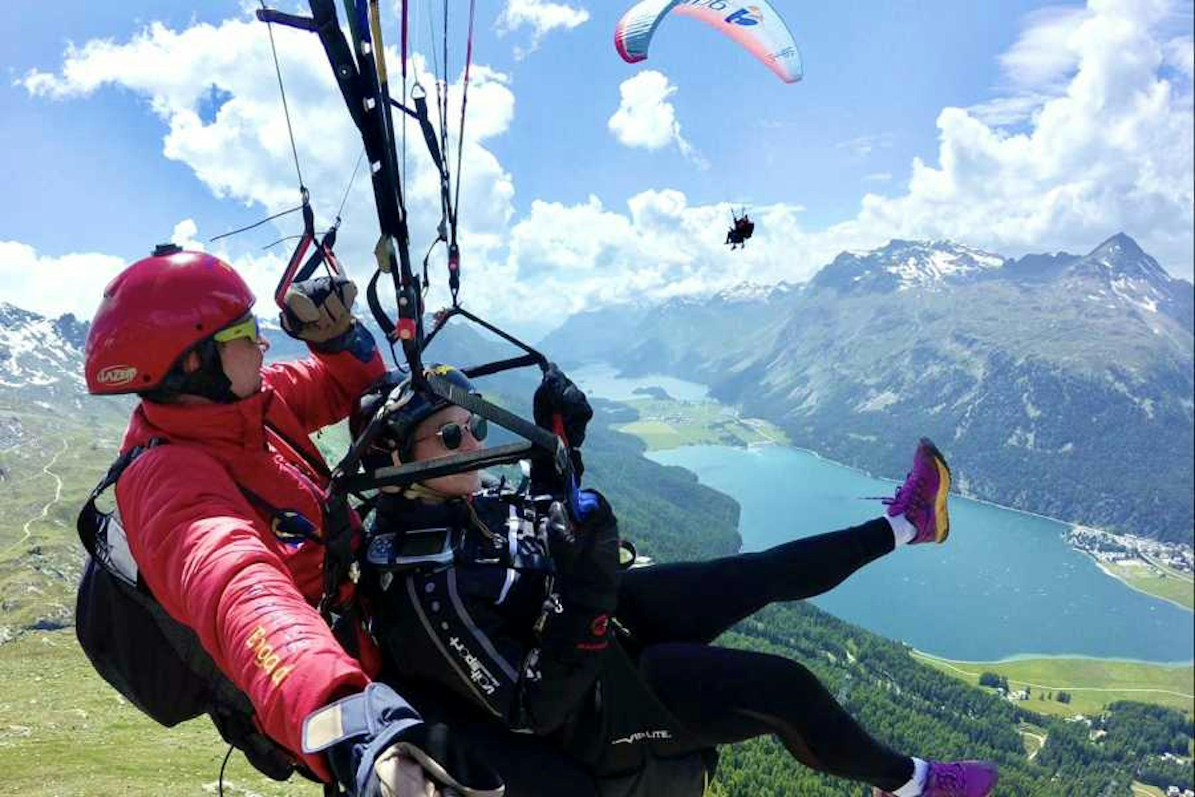 Paraglajding: Fluturim tandem në Engadin mbi male dhe liqene mahnitëse me pamje mbresëlënëse.