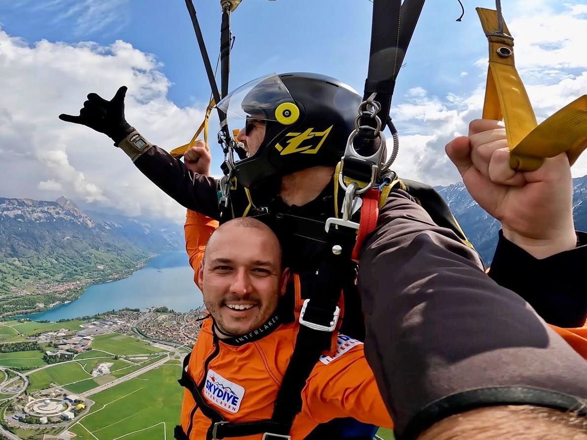 Skydive Interlaken med deltagare och instruktör under fallet över Thunersee.