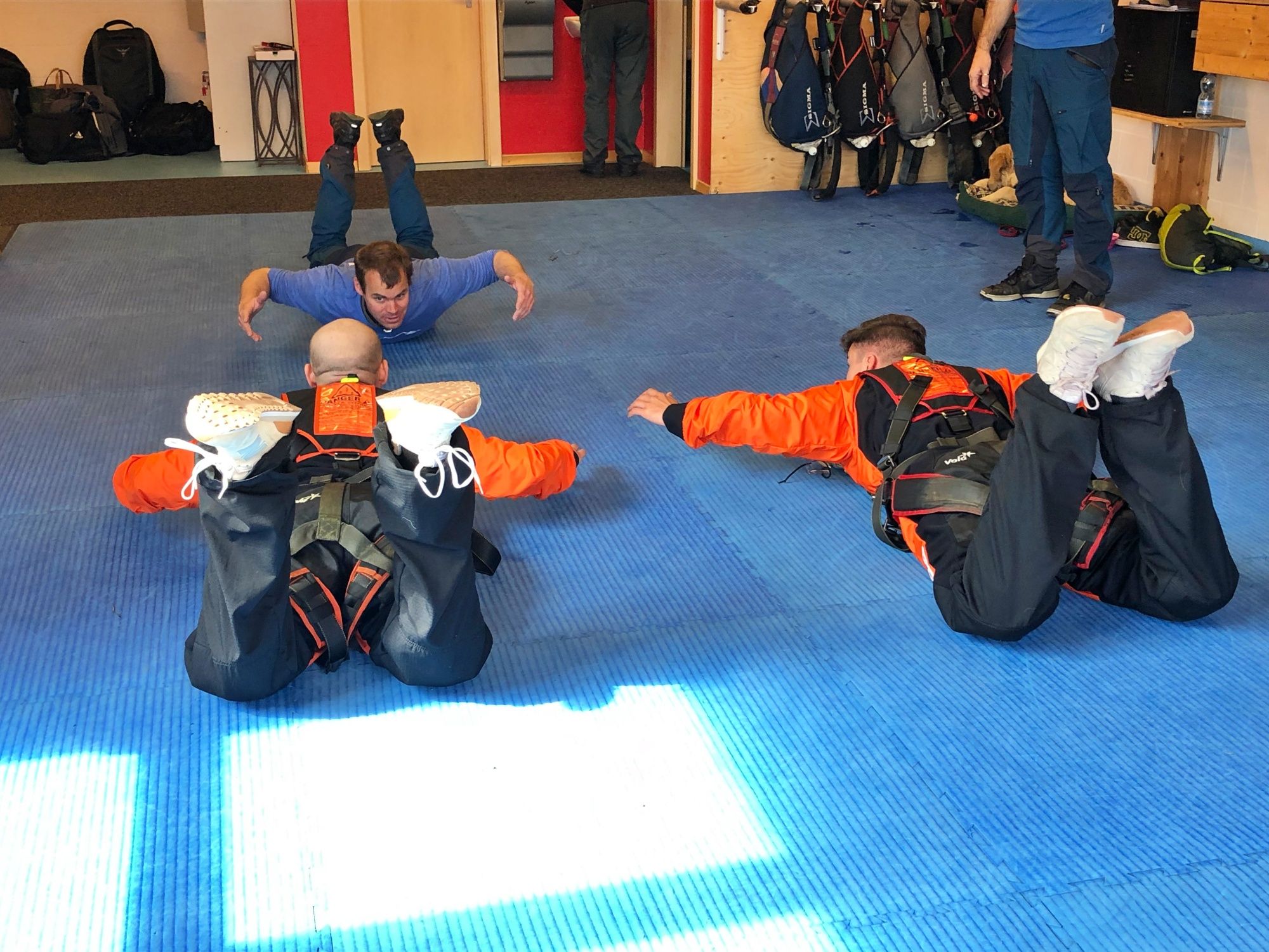 Skydive Interlaken, участники тренируются к прыжку в тренировочном зале, спортивная одежда