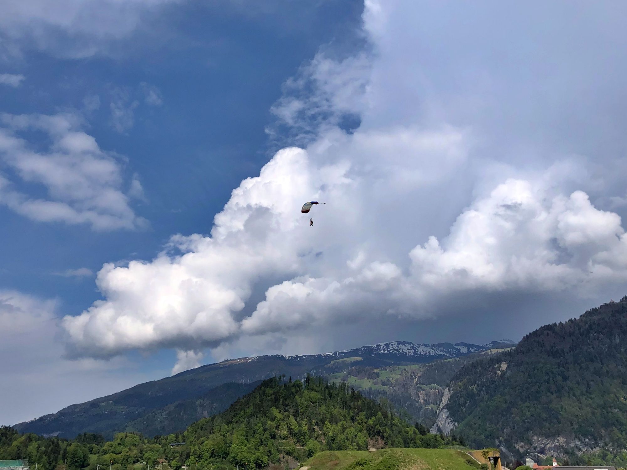 Skydive Interlaken: Fallskärmshoppning över schweiziska Alpen med moln