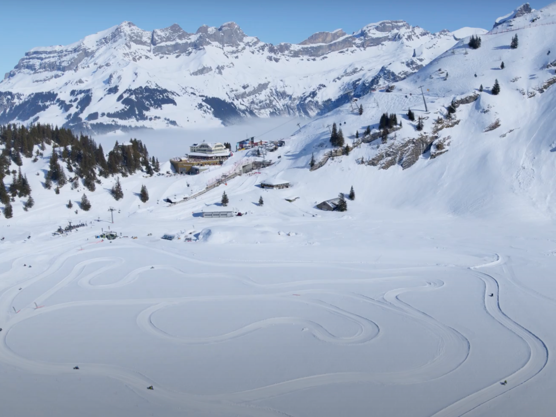 SnowXpark Titlis z zaśnieżonymi stokami i górskim krajobrazem.
