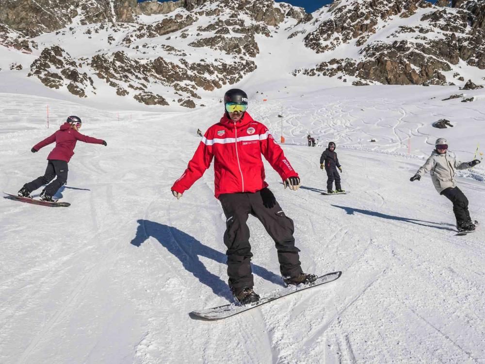 Curso de Snowboard Freeride: descubre las pistas en la nieve con amigos y disfruta de la diversión invernal.
