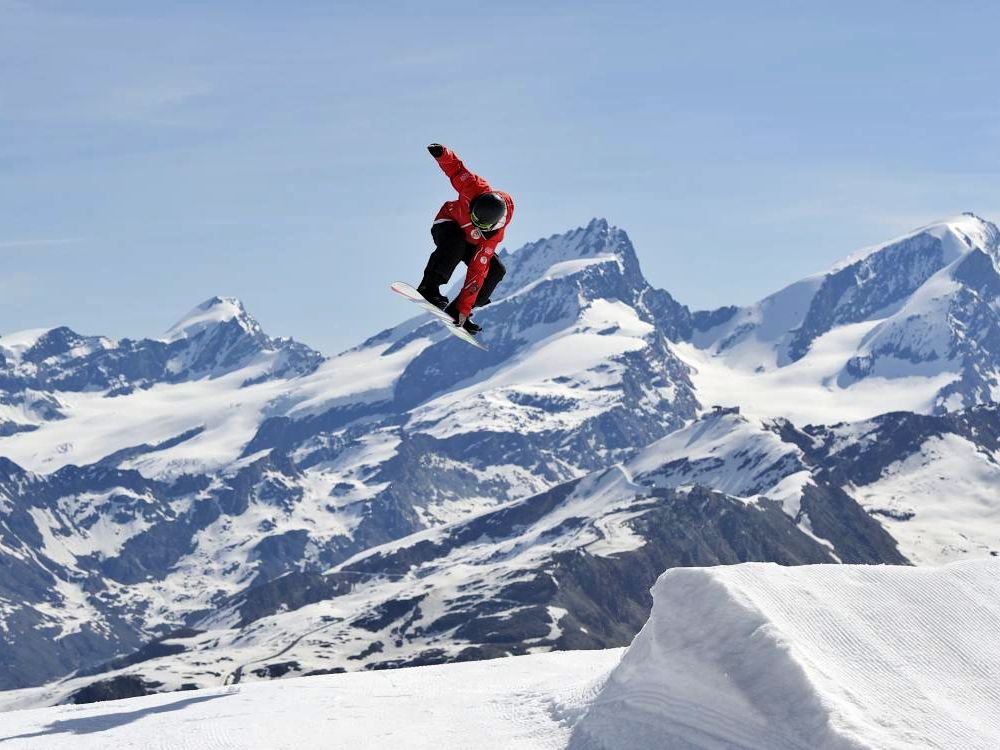 Freestylesnebræt private undervisning i Zermatt, snowboardfører hopper over sneformation
