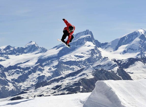 Kelas Freestyle Board Salji di Zermatt, Individu aktif melompat atas bukit salji.