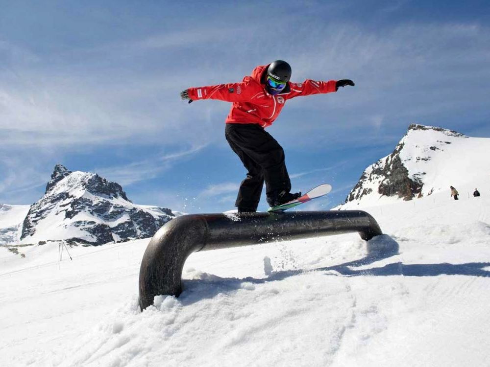 Freestyle-snowboarding om vinteren, snowboardkører på en kicker, Zermatt