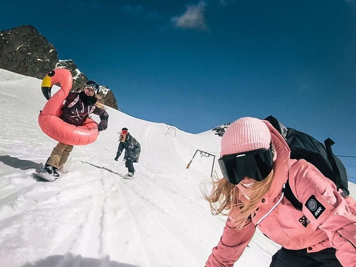 Skitag Andermatt: Pesepeda salju dan pemain ski di lintasan.