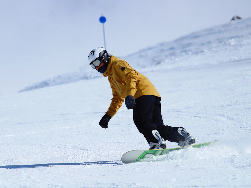 Snowboard huren in Grindelwald: Beleef de aantrekkingskracht van wintersport op de iconische berg in alpine omgeving.