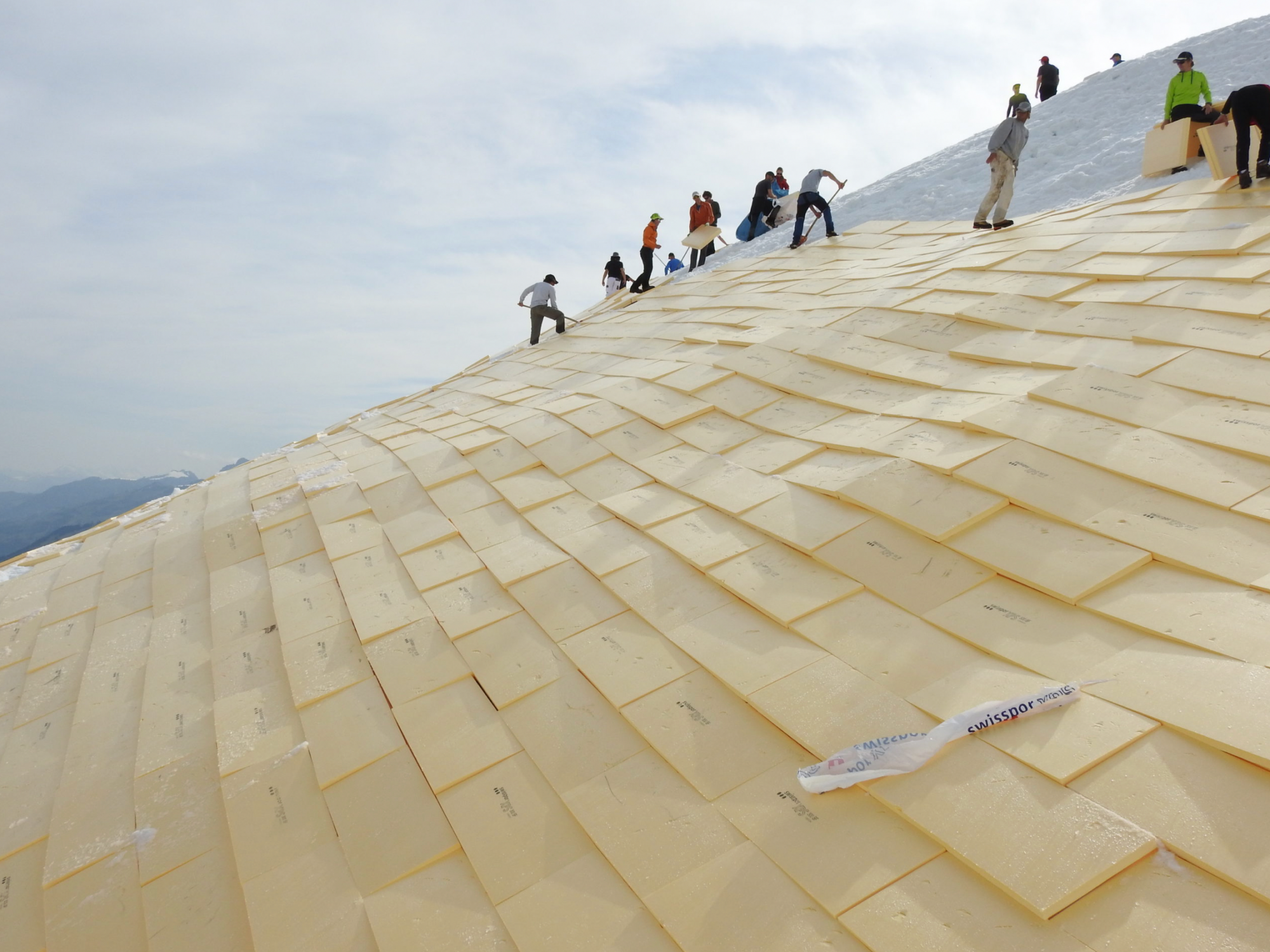 Зимний фермерский хозяйство Тшентенальп на лыжной трассе осенью с лыжниками