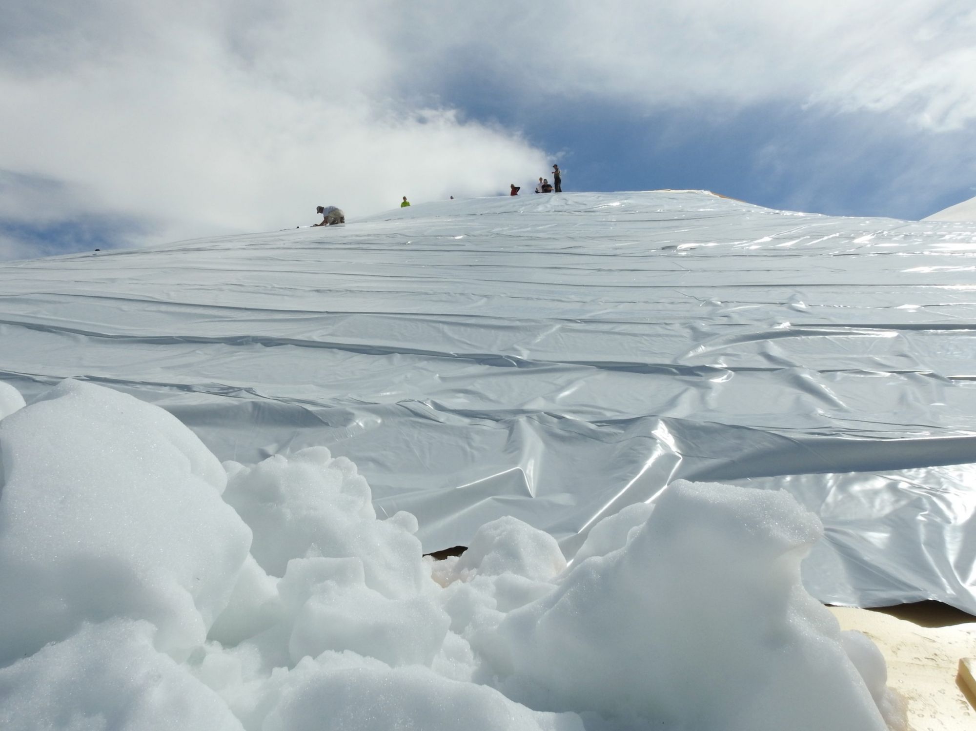 Snowfarming Tschentenalp показывает зимнюю деятельность осенью. Видимые снежные и скользкие участки.