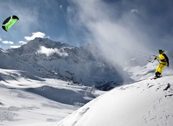 Snowkite Simplon auf verschneitem Hang mit Kiter und kühlem Wetter