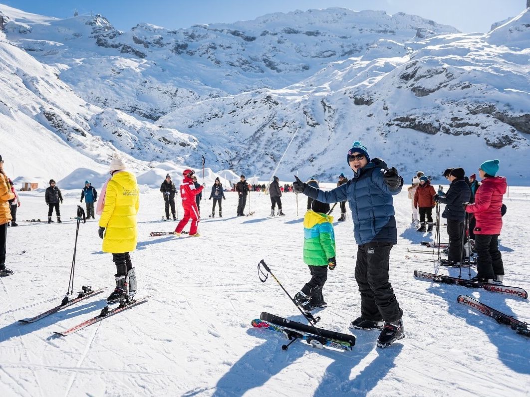 Snowpark Titlis avec des skieurs en vestes colorées sur la piste