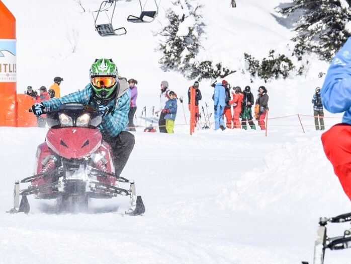 Park śnieżny Titlis z jazdą na skuterze śnieżnym w zaśnieżonym otoczeniu