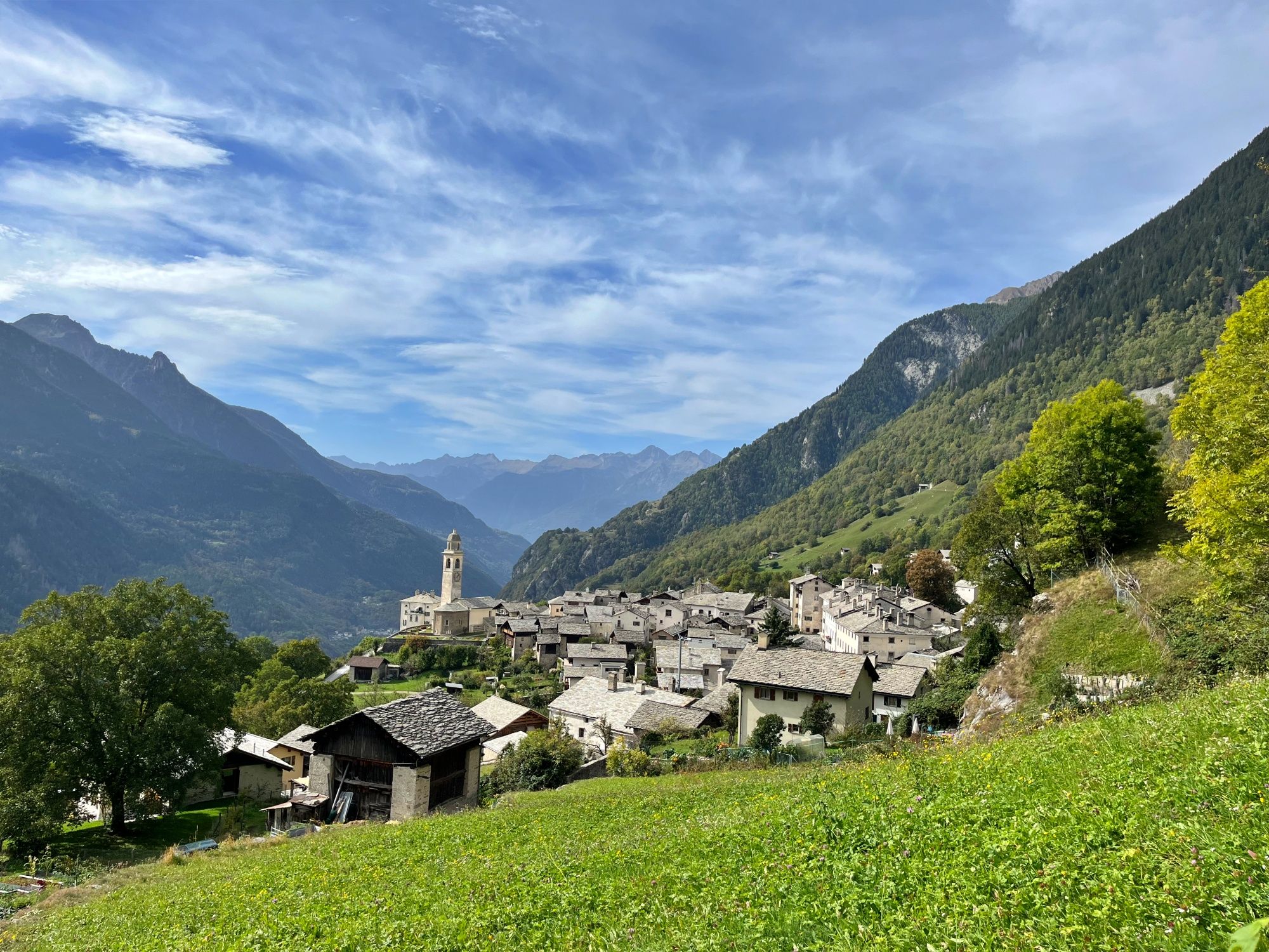 索利奥：一个环绕着山脉的风景如画的村庄，拥有传统的石头房屋。