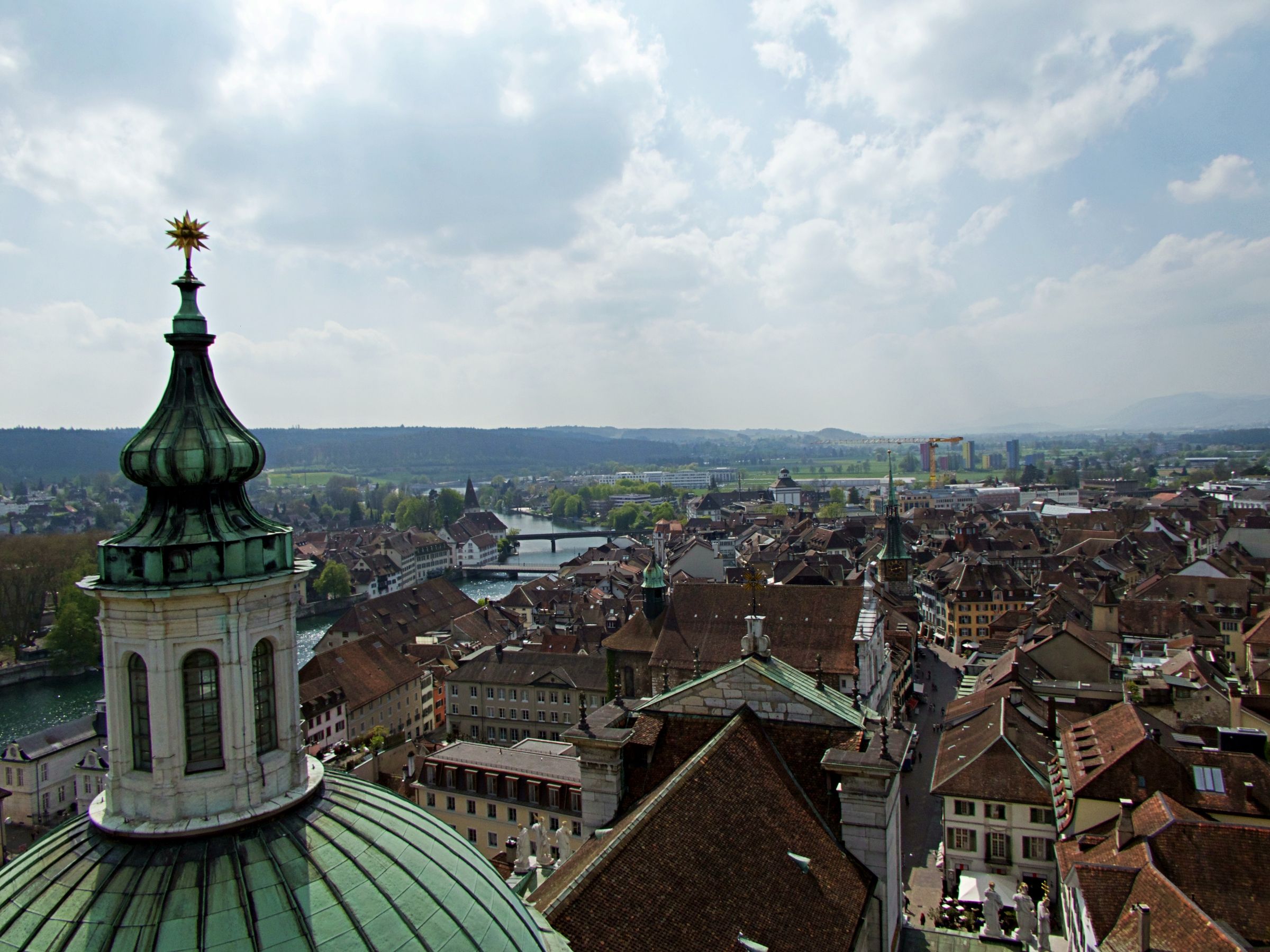 スマートフォンを使った街のスニッチェルジャント：歴史的建築と緑のエリアを備えた街の景観を探索しよう。