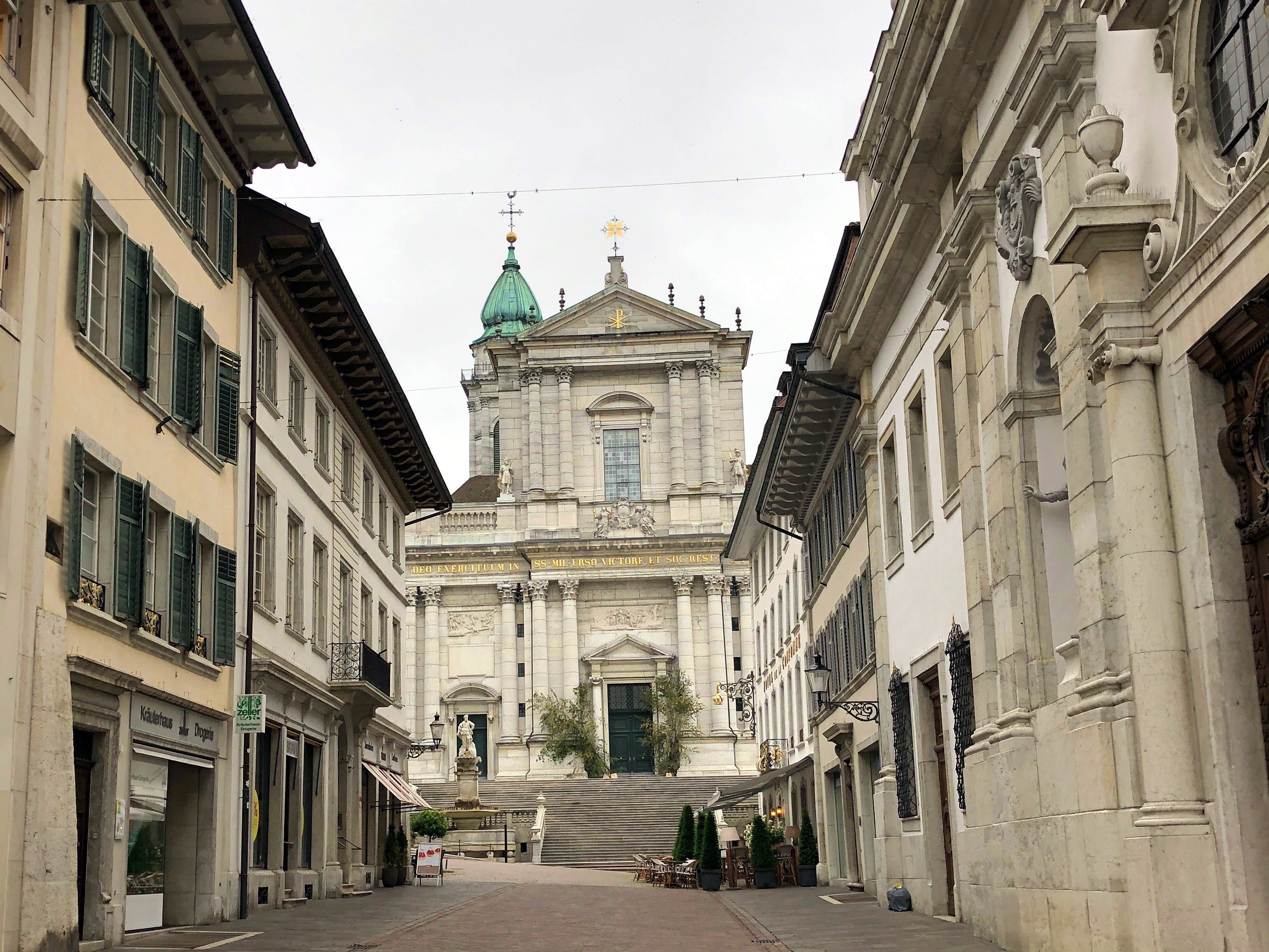 Soloturno: Centro storico con chiesa e stradine affascinanti in Svizzera.