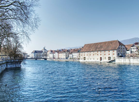 Solothurn: wunderschöne Wasserstadt mit historischer Architektur und malerischem Flussufer in Sommer.