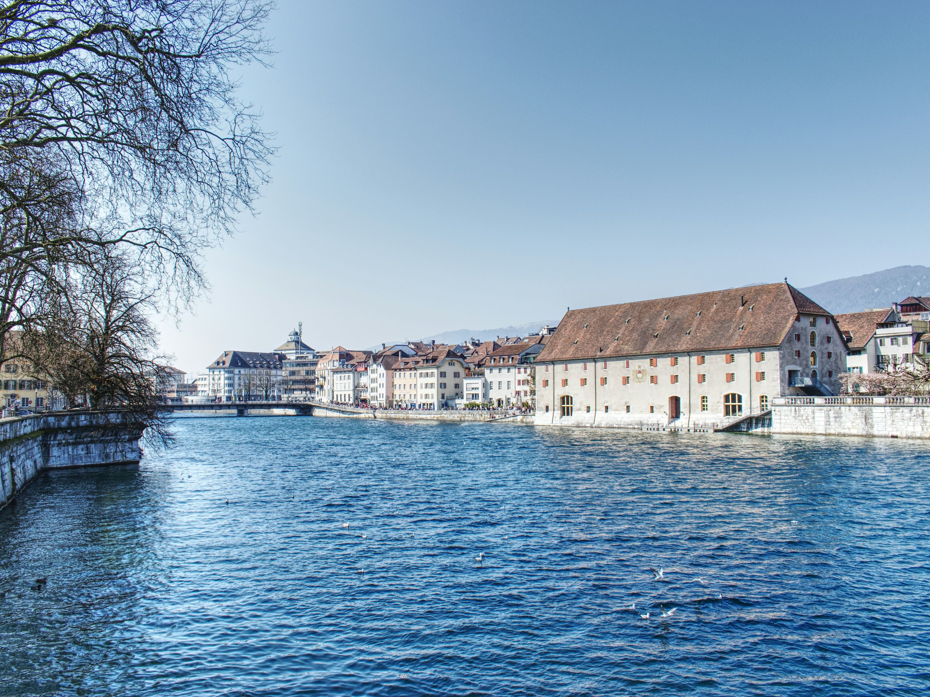 졸로투른: 역사적인 건축물과 맑은 하늘을 가진 그림 같은 강 도시.