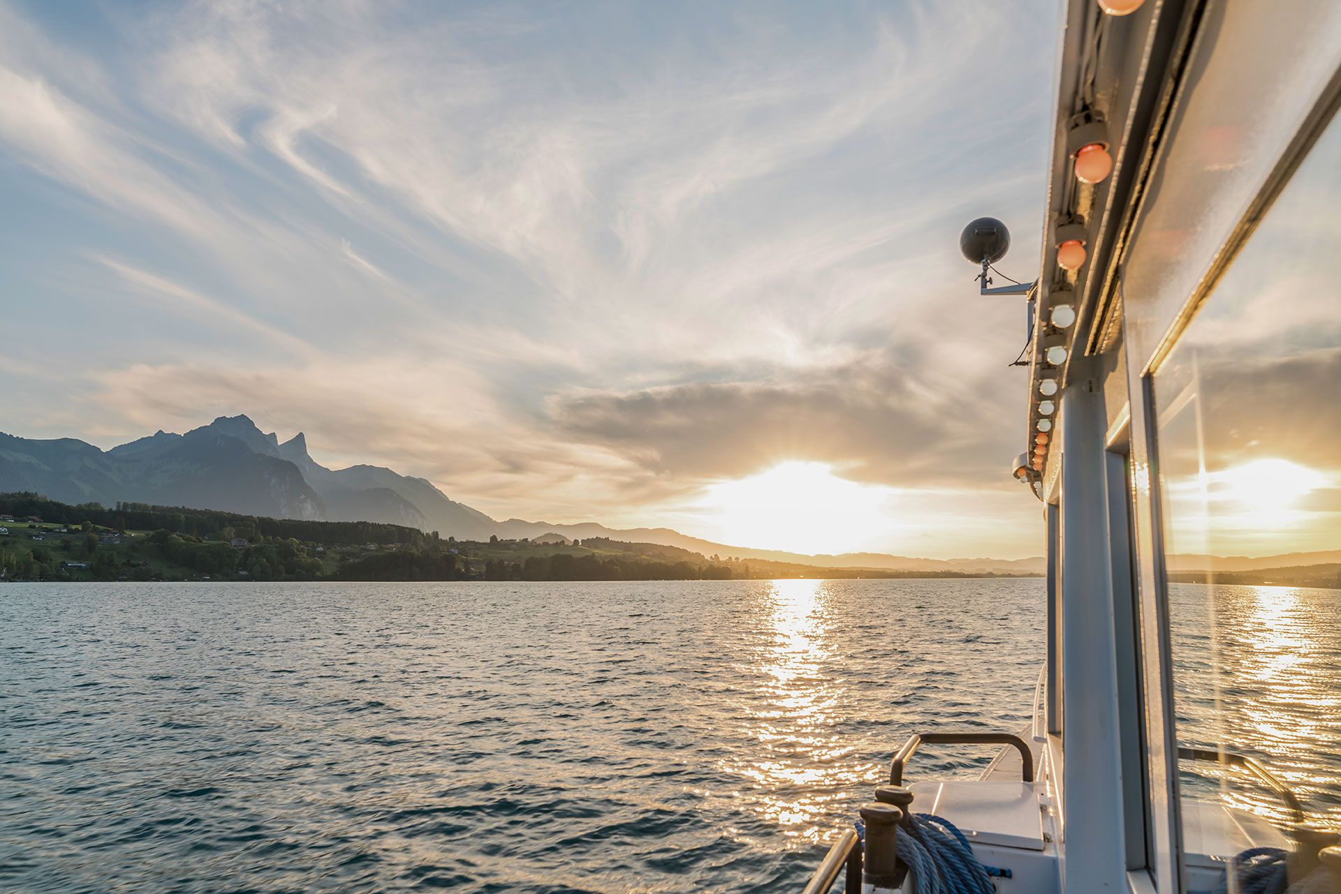 Tageskarte Brienzersee mit Sonnenuntergang, sanfte Wellen und Berge im Hintergrund