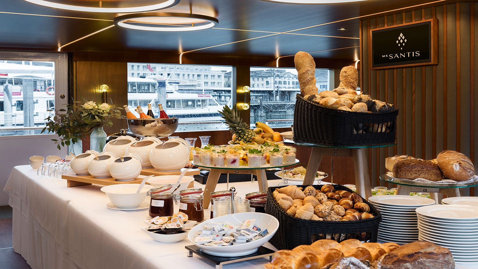 Завтрак воскресенья на Боденском озере сbuffетом и свежими булочками.