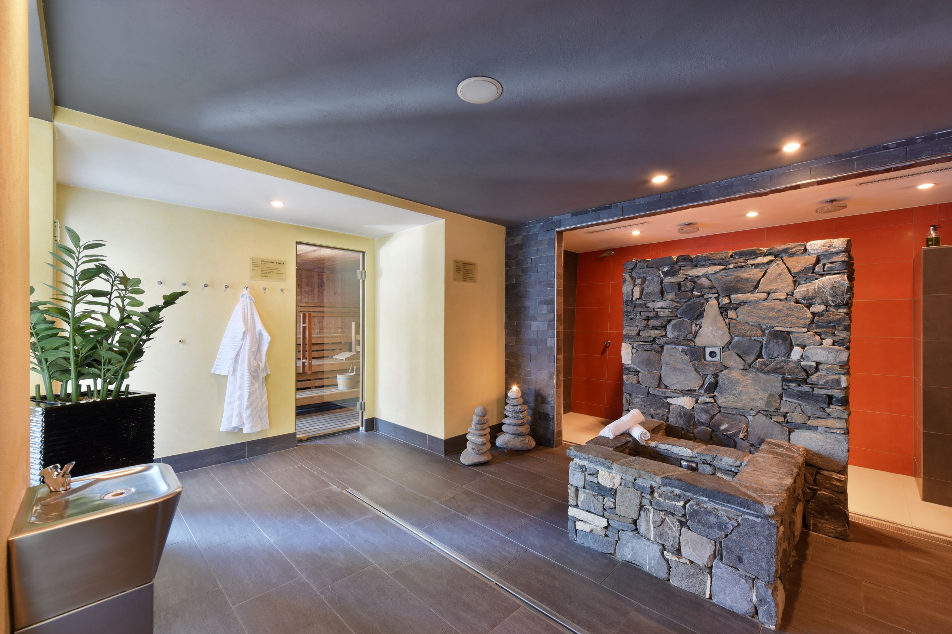 स्पा झलक शांत वातावरण में आराम क्षेत्र के साथ फिनिश सॉना, वेलनेस और विश्राम के लिए आदर्श।