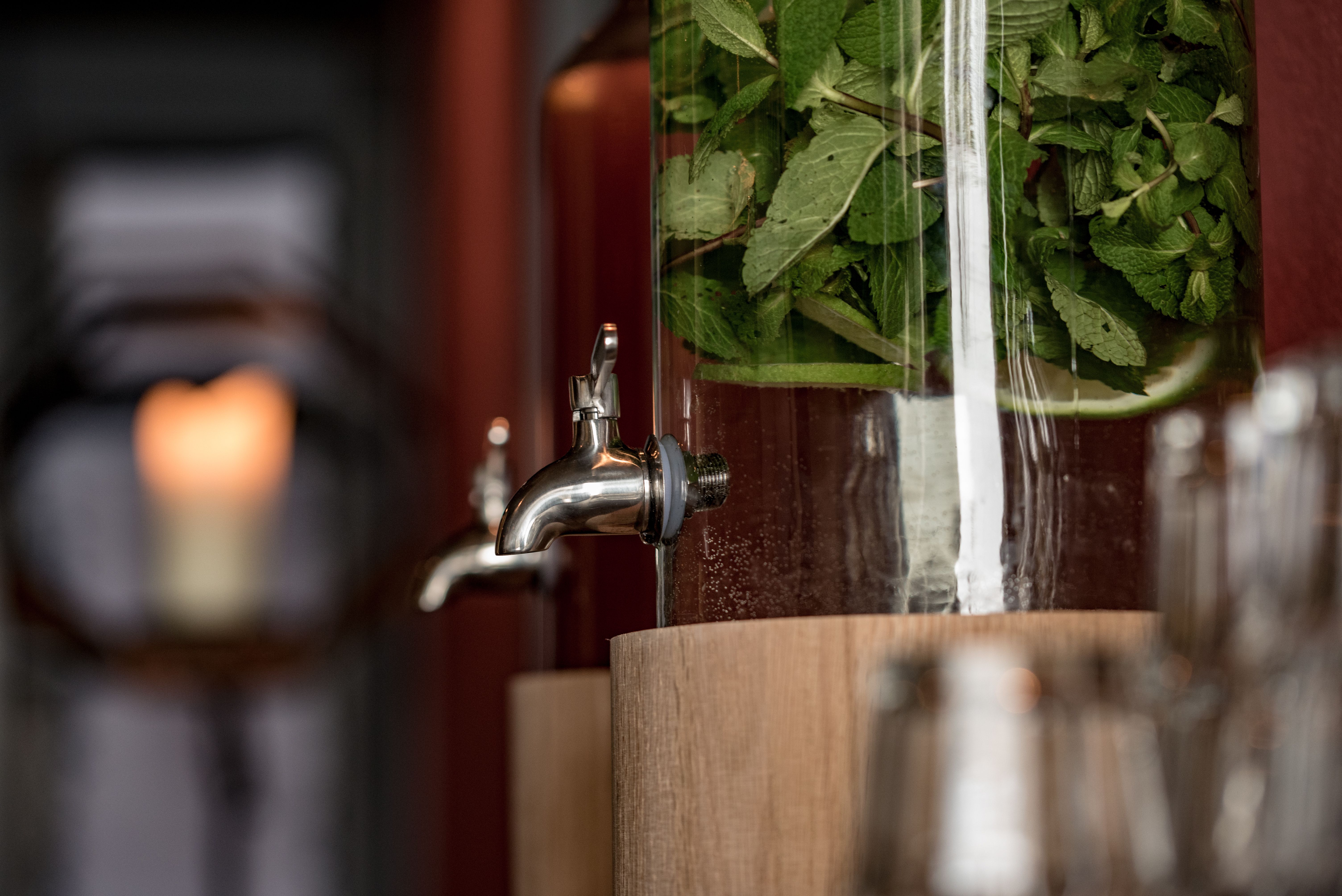 น้ำสปากับมินต์: เครื่องดื่มสดชื่นสำหรับประสบการณ์ผ่อนคลายในสปาของคุณ.