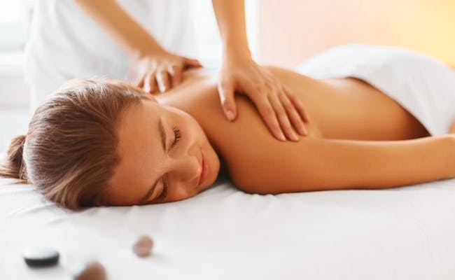 Massage bei Regen, entspannte Frau auf Behandlungstisch.